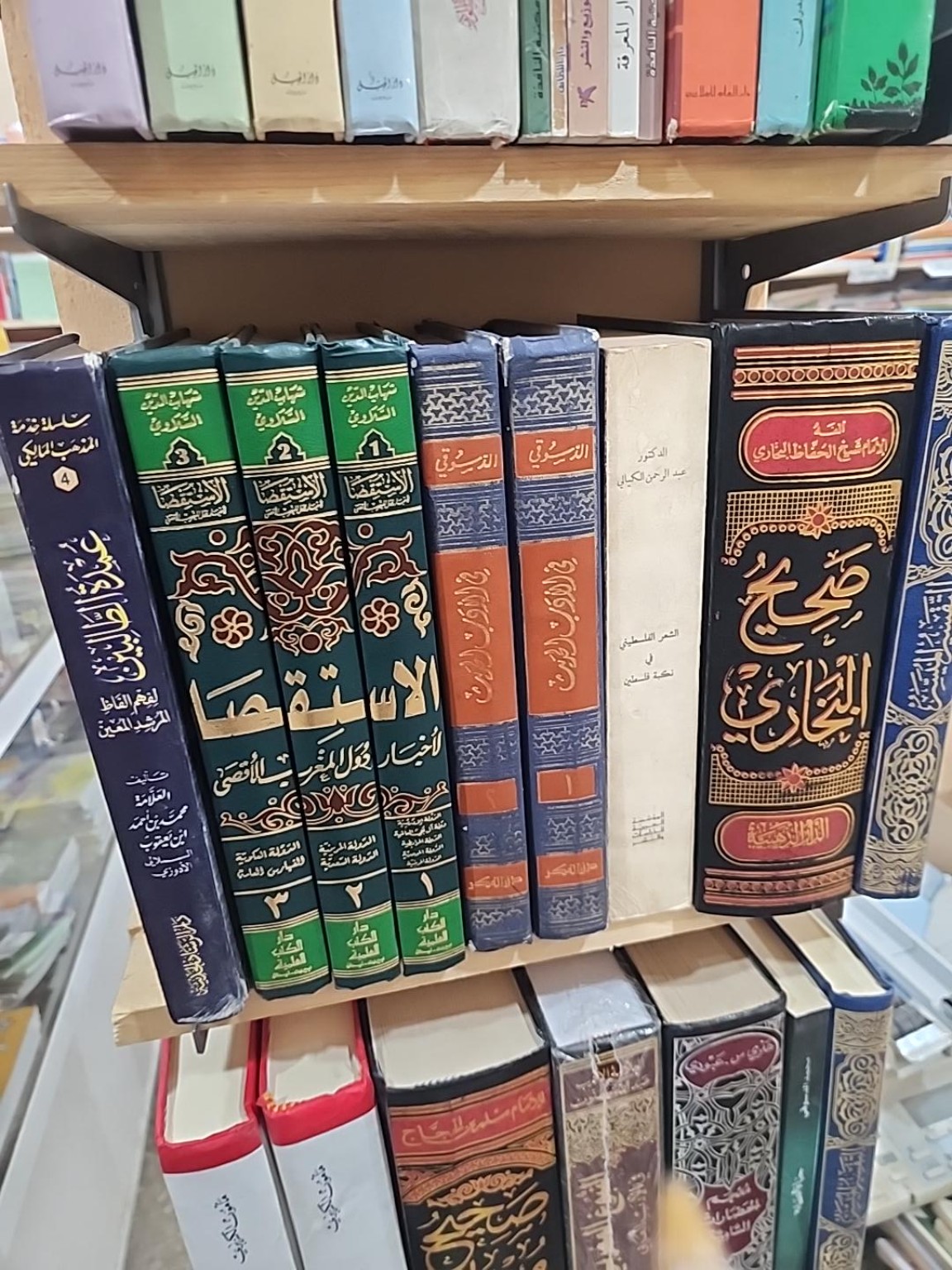رفوف مكتبة كتابي إليك — بين صفحات التاريخ