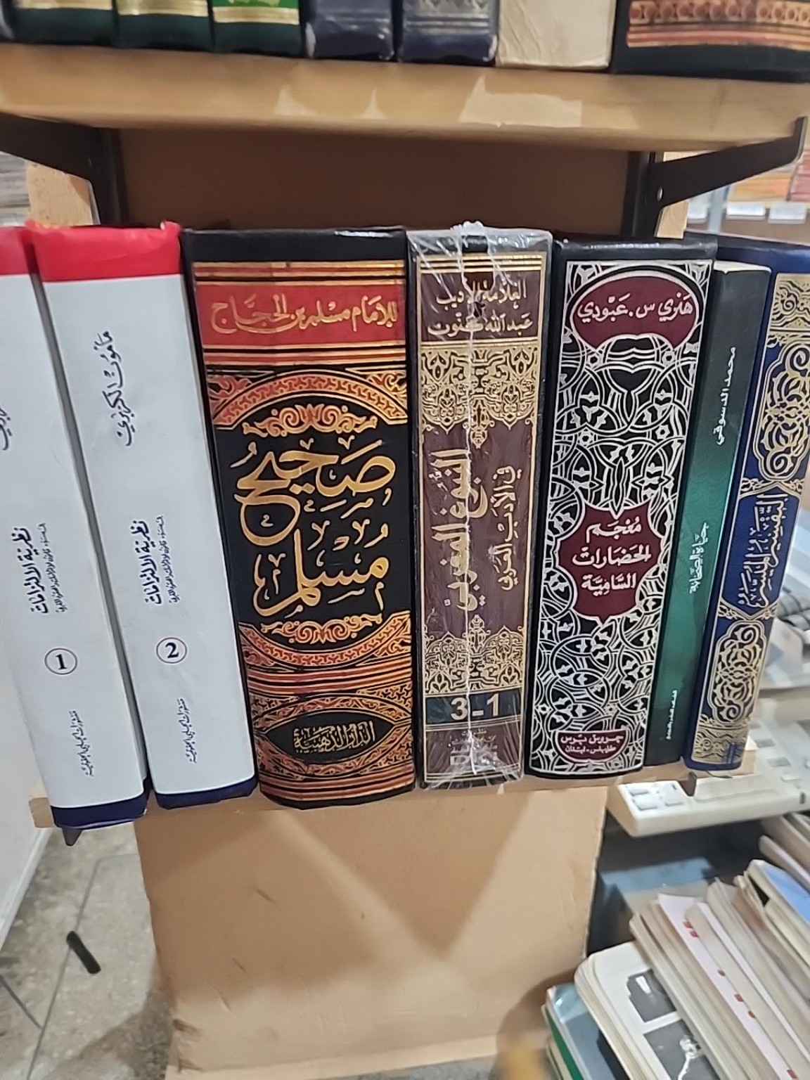 رفوف مكتبة كتابي إليك — كتب تنتظر قارئها